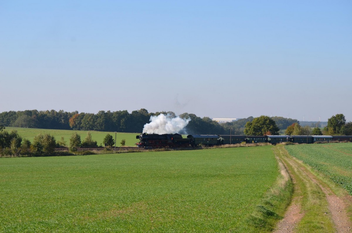 Sonderzug mit 52 8131-6 Fährt auf der Zellwaldbahn Nossen - Freiberg (Sachsen) bei  Großschirma 11.10.2015