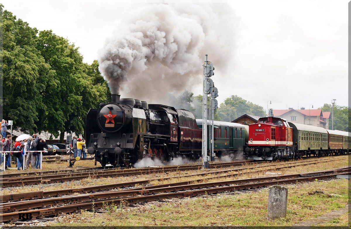 Sonderzug mit 534 0323 mit ihren Sonderzug bei der Ausfahrt aus dem Bahnhof von Luzna u.Rakovnika. Auf dem Nebengleis steht 112 565 mit ihren Sonderzug aus Chemnitz. Aufgenommen am 20.06.2015