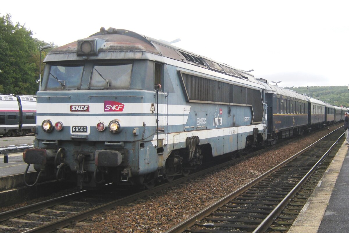 Sonderzug mit 68506 steht am 18 September 2011 in Longueville.