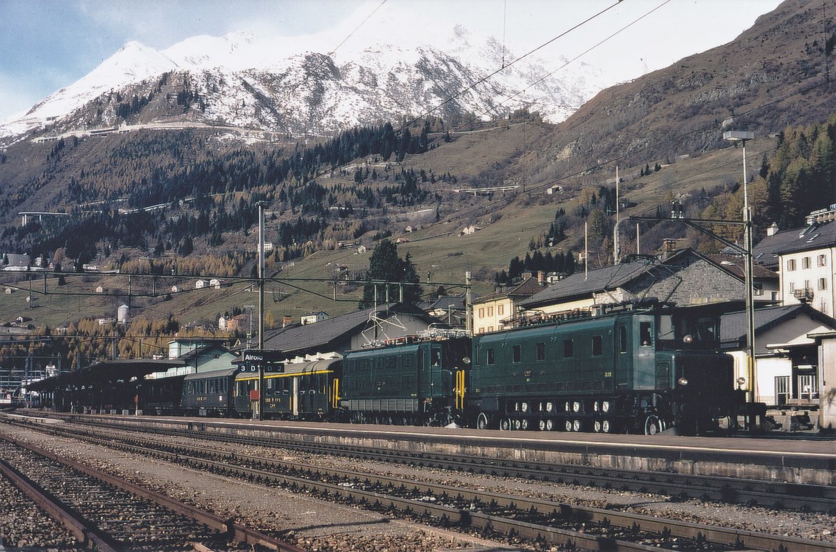 Sonderzug mit einer Doppeltraktion Ae 4/7 auf der Fahrt in den Süden.
Die nicht alltägliche Aufnahme entstand im März 2002 anlässlich einem kurzen Zwischenhalt in Airolo auf der Gotthard Südrampe.
Foto: Walter Ruetsch