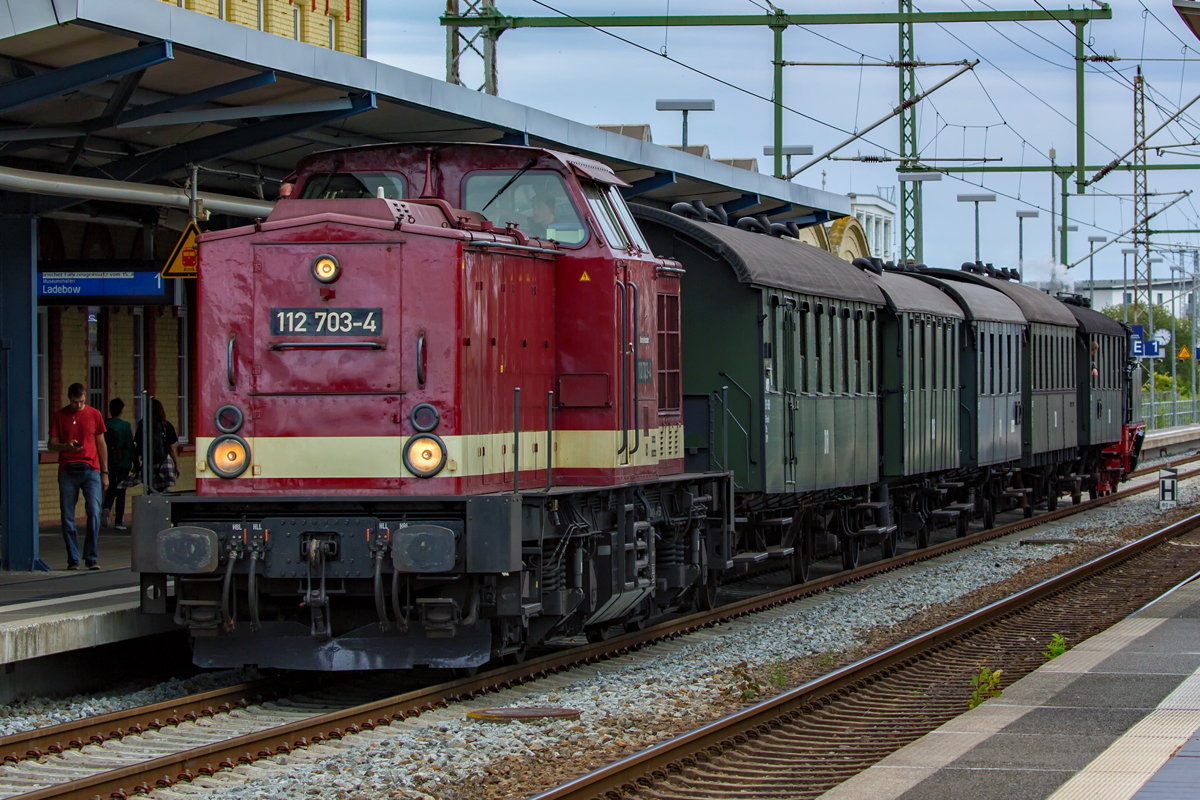 Sonderzug mit der Lok 112 703 in Greifswald. - 16.07.2016