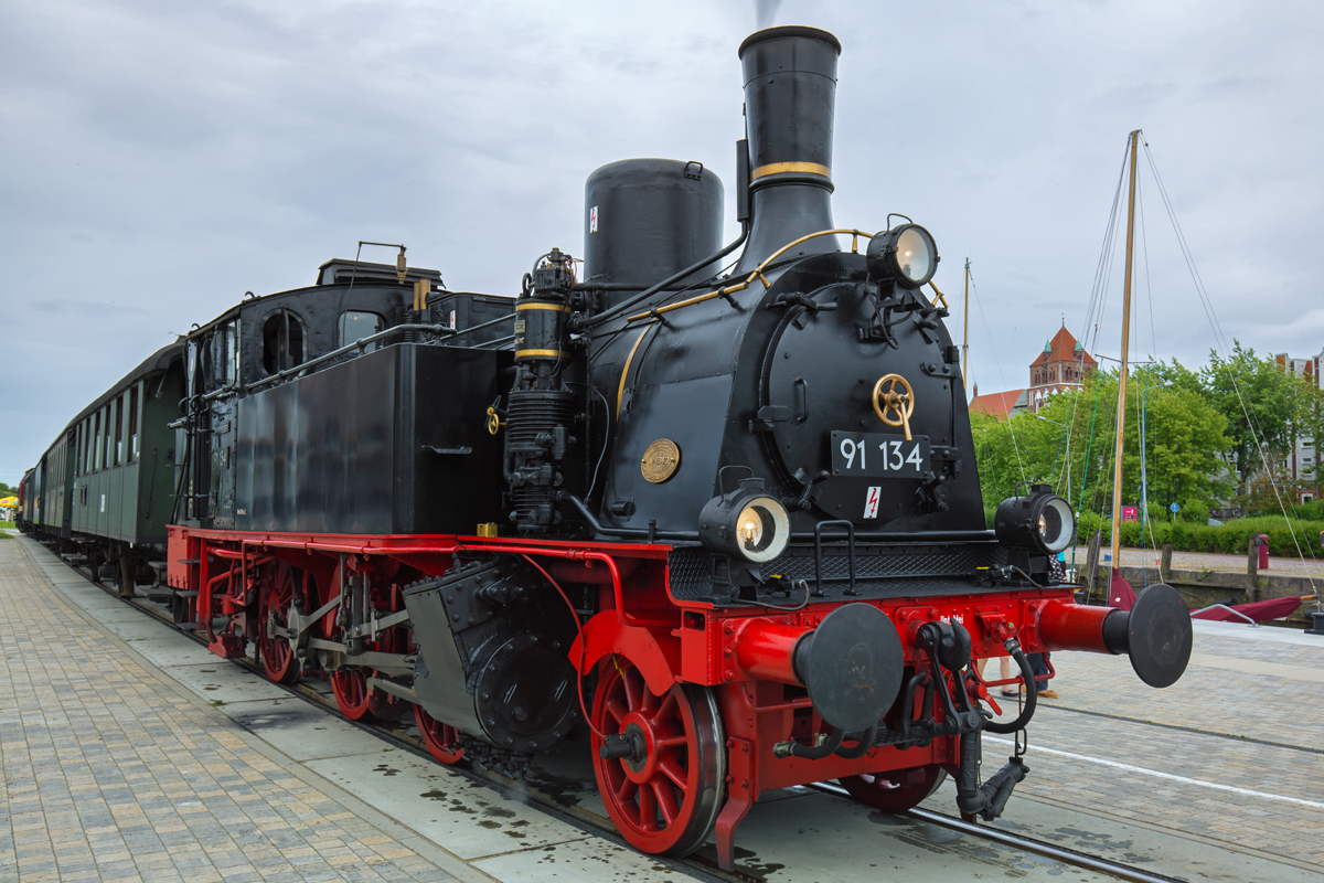 Sonderzug mit der Lok 91-134 im Museumshafen von Greifswald. - 16.07.2016
