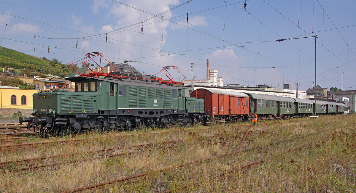 Sonderzug mit Lokomotive 194 158-2 am 18.09.2021 in Rüdesheim.