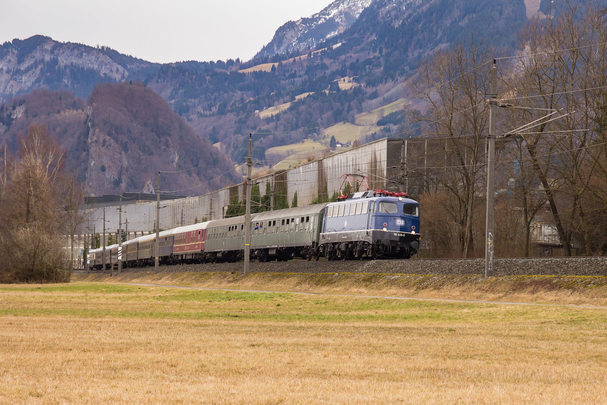 Sonderzug der UEF auf der Vorarlbergbahn kurz hinter Altach in Richtung Feldkrich. 10.3.18
110 428-0 zieht die Wagen bis St. Anton und zurück nach Lindau.