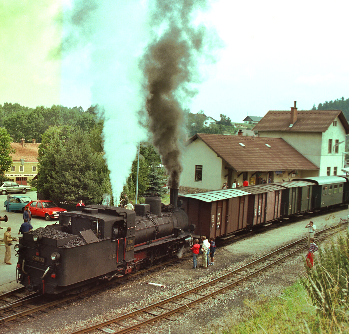 Sonderzug der Waldviertelbahn (Südast) mit ÖBB-Dampflok 399.03, Bahnhof Groß-Gerungs.
Datum: 20.08.1984