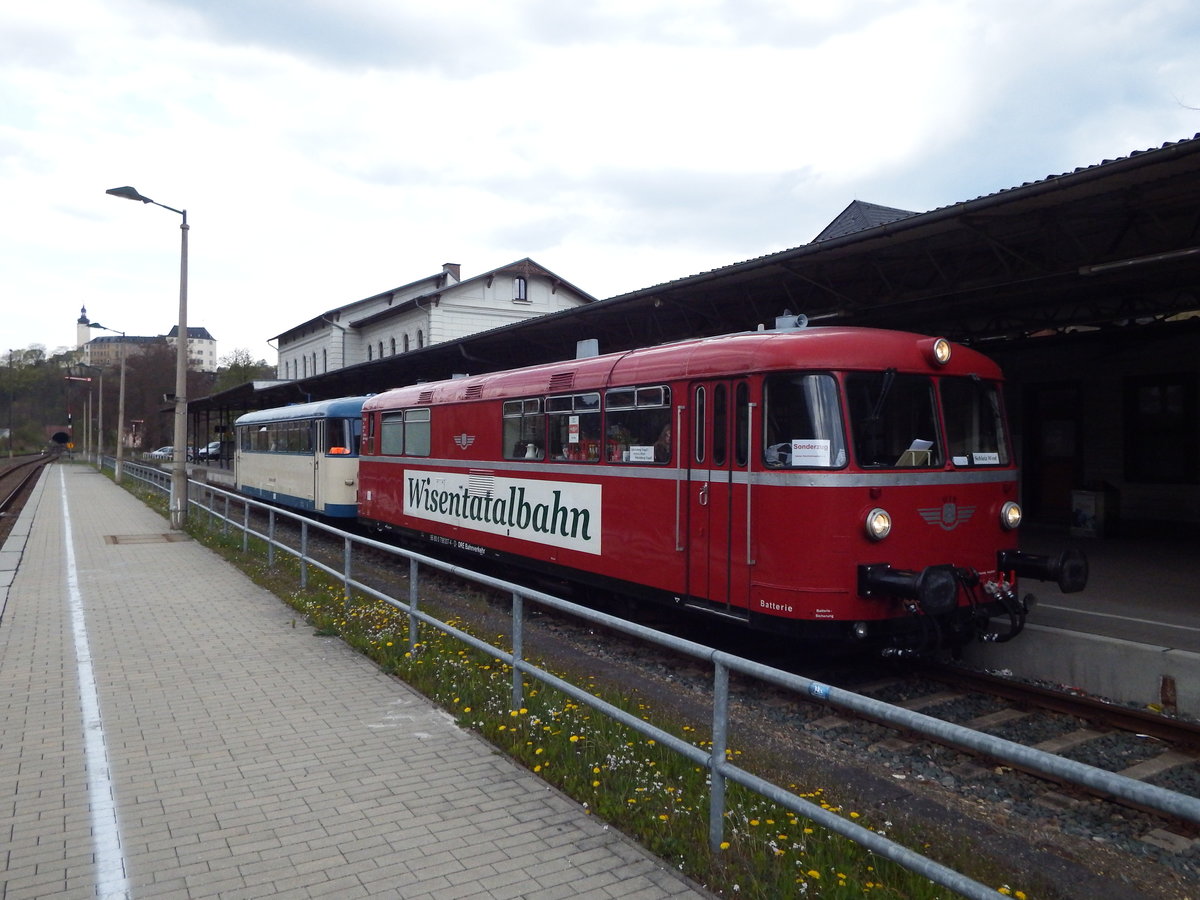 Sonderzug der Wisentatalbahn -im Bahnhof Greiz- der am 30.04.2016 von Gera über Weischlitz,Plauen/Vogtl.ob.Bhf. wieder zurück nach Mühltroff fährt. Im Hintergrund
ist das obere Schloß von Greiz mit dem darunter befindlichem Tunnel zu sehen.