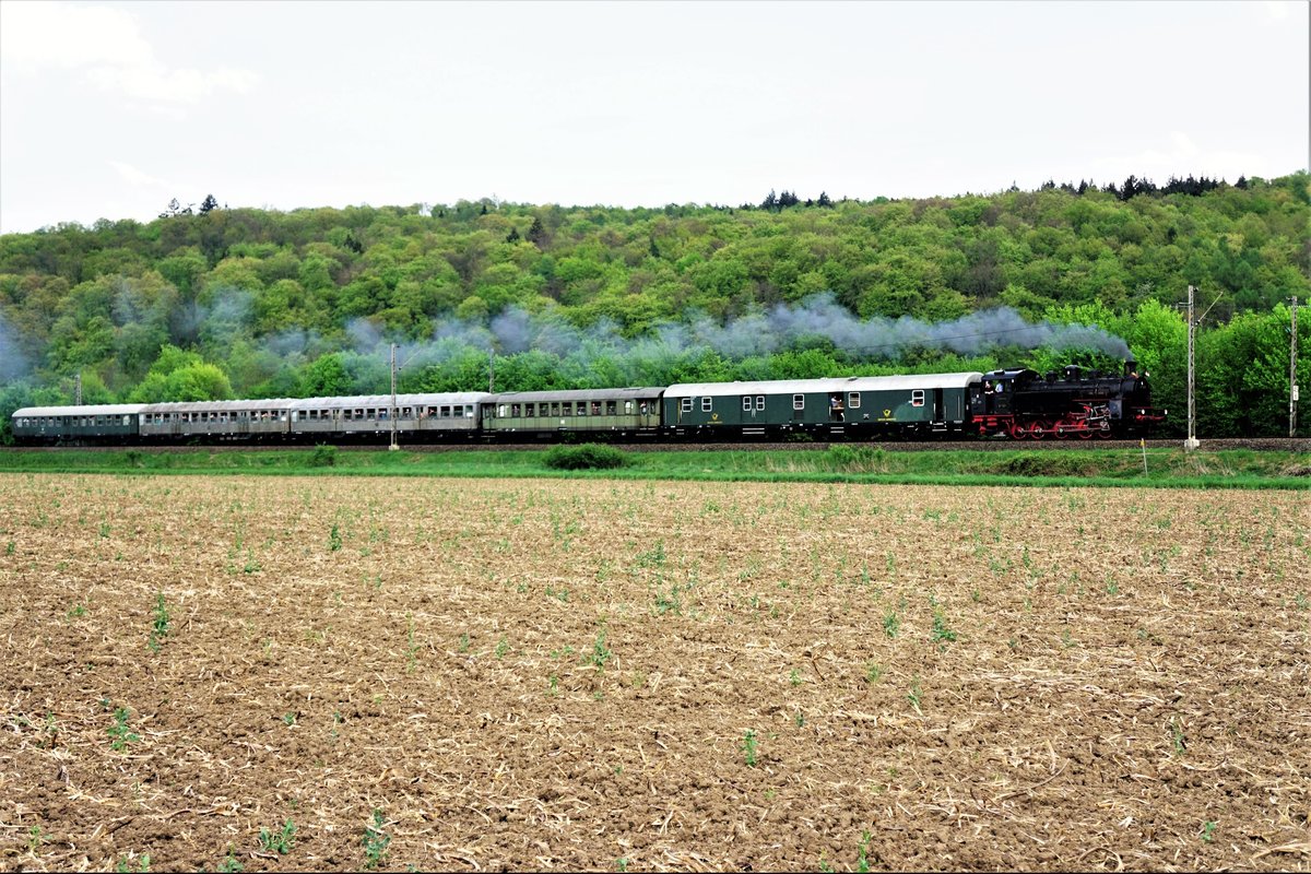 Sonderzug der Zahnradbahn Honau Lichtenstein e.V. mit der Zahnradlok 97 501 am 22.04.2018 im Neckartal bei Lustnau.
