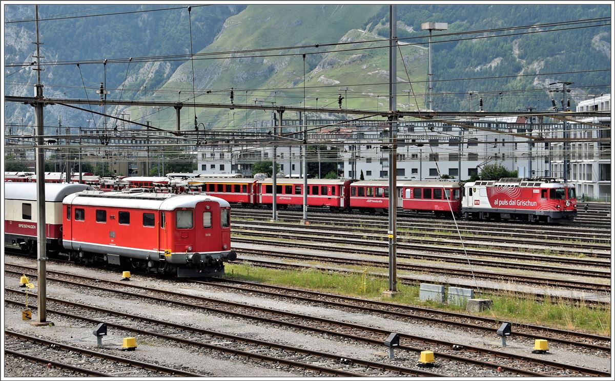 Sonderzugreise AKE-Eisenbahntouristik mit Re 4/4 I 10016 und drei TEE Wagen in Chur. Nebenan fährt RE1744 mit Ge 4/4 II 633  Zuoz  aus Disentis ein. (20.07.2017)
