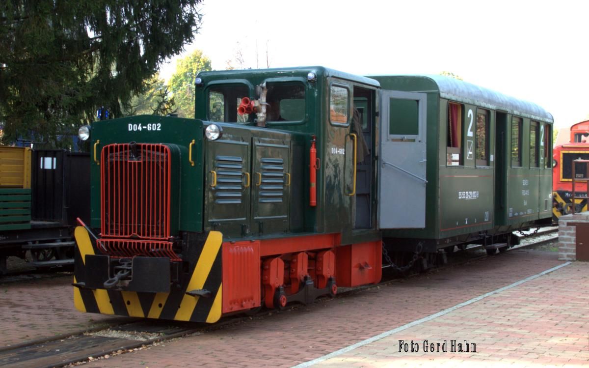 Sonderzugverkehr am 11.10.2014 in Szilvasvarad. Die eingesetzte Diesellok D 04602 dürfte vom Fahrgestell her eine aus DDR Babelsberger Produktion stammende Lok sein, der man ein ungarisches Führerhaus, wie es bei C 60 Loks zu sehen ist, verpasst hat. Wer dazu näheres weiß, bitte melden, damit ich es hier ergänzen kann.