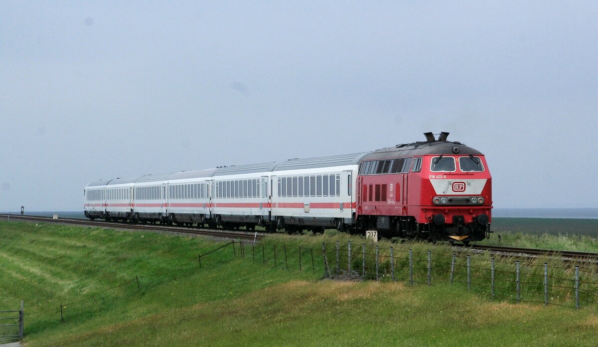 Sonnabend, 19. Juni 2021: 218 402 RP  Pidder Lüng  schiebt ihren Leer-IC von Hamburg-Langenfelde nach Westerland auf Sylt. Dies wird danach der IC 2365 nach Hamburg-Altona.