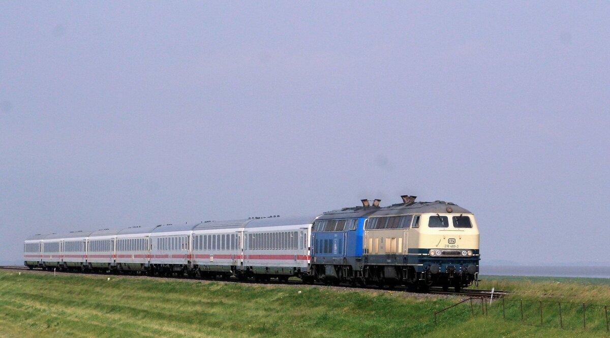 Sonnabend, 19.06.2021: 218 498 RP und 218 054 (ex 218 448) der Pressnitztalbahn ziehen den IC 2311 von Westerland nach Dresden bis Itzehoe.