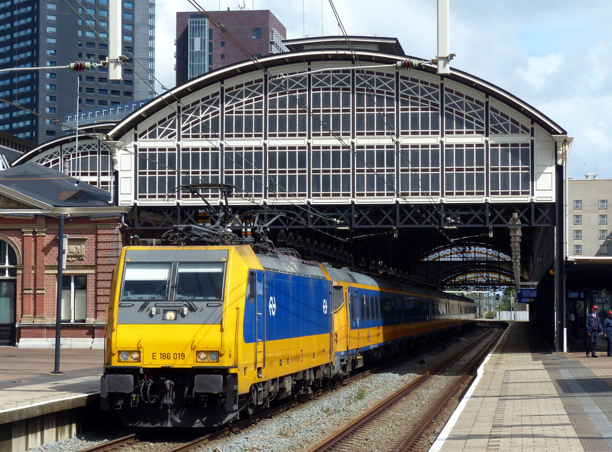 Sonne und Regen wechselten sich an diesem Samstag in Den Haag ab. E186 019 vor ihrem Intercity erwischte in schönster Mittagssonne auf dem Bahnhof Den Haag HS. 25.8.2018