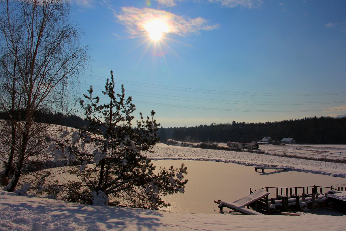 Sonne Schnee und Eis. Die letzten Tage des Jahres 2014 waren von Schnee und strahlendem Sonnenschein gekrönt. Eisige Temperaturen waren das Tüpfelchen auf dem I. Am 31.12.2014 rollt R8557 durch die Landschaft nächst Krebach.