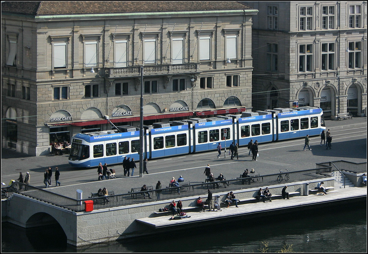 Sonne, Stadt und Straßenbahn -

Eine Cobra-Tram auf der Linie 4 am Limmat-Quai. Die Märzsonne lockt die Menschen ins Freie. 

09.03.2008 (M)