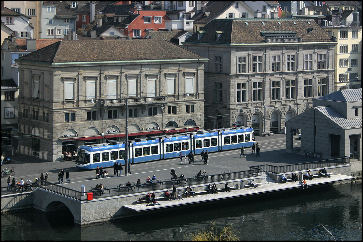 Sonne, Stadt und Straßenbahn -

Zürich, mit Cobra-Tram an der Limmat. Die fast ungeschnittene Version einer früher schon gezeigten Aufnahme, die ich jetzt in eine größere Version ausgetaucht habe: http://www.bahnbilder.de/bild/schweiz~stadtverkehr~strassenbahn-zuerich/173975/-sonne-stadt-und-strassenbahn--eine.html
Als hier nur 800px große Bilder möglich waren hatte ich den engeren Ausschnitt gewählt, bei der jetzigen Größe kann auch mehr vom drumherum gezeigt werden.

09.03.2008 (M)


