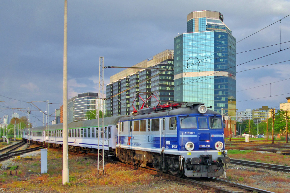 Sonne und Zug gehen beide ins Westen: am Abend von 1 Mai 2016 treft EP07-397 mit deren IC nach Poznan in Warszawa Zachodnia ein.