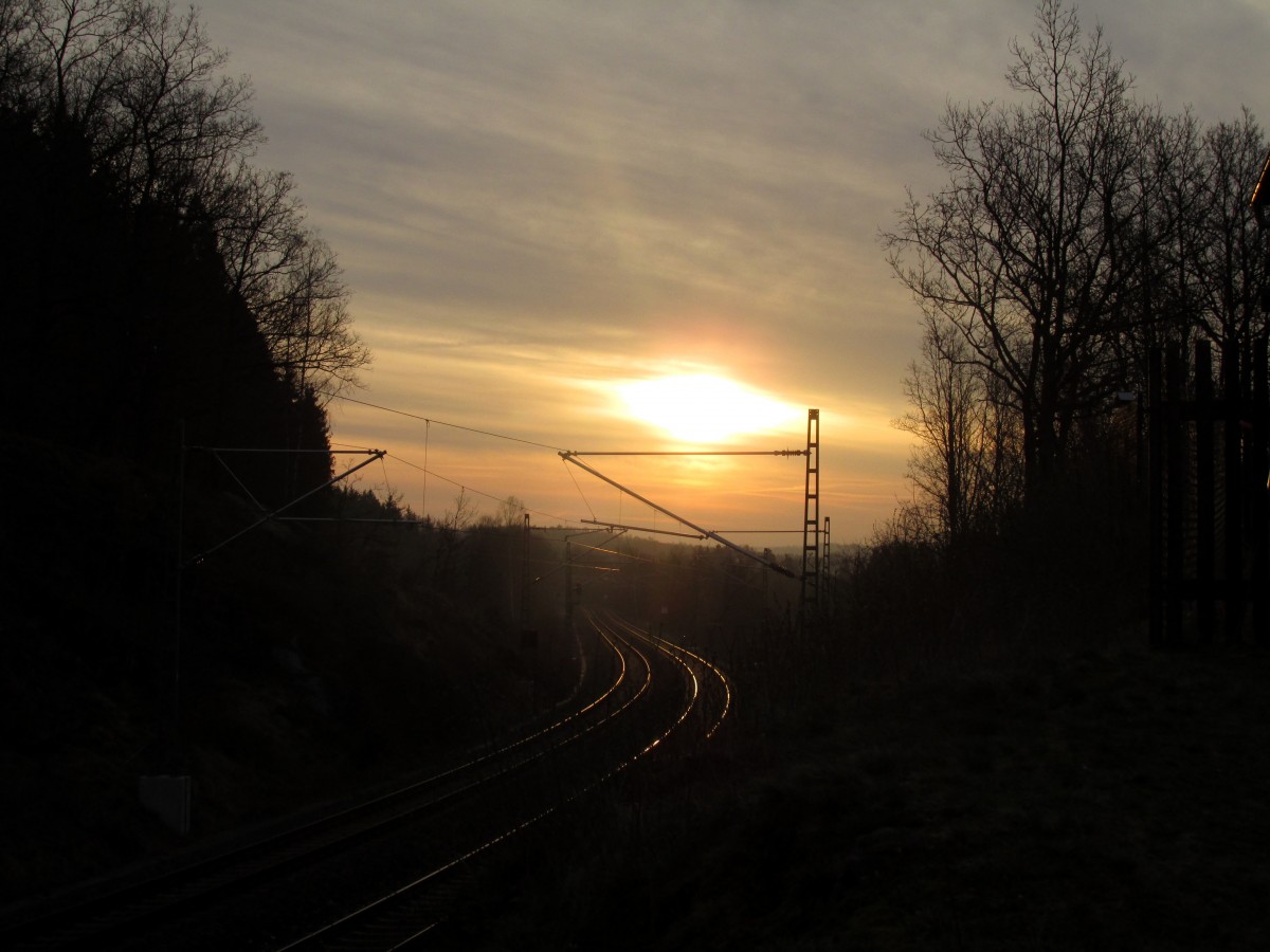 Sonnenaufgang an der KBS 510 nahe Jößnitz, aufgenommen am 11.04.2015