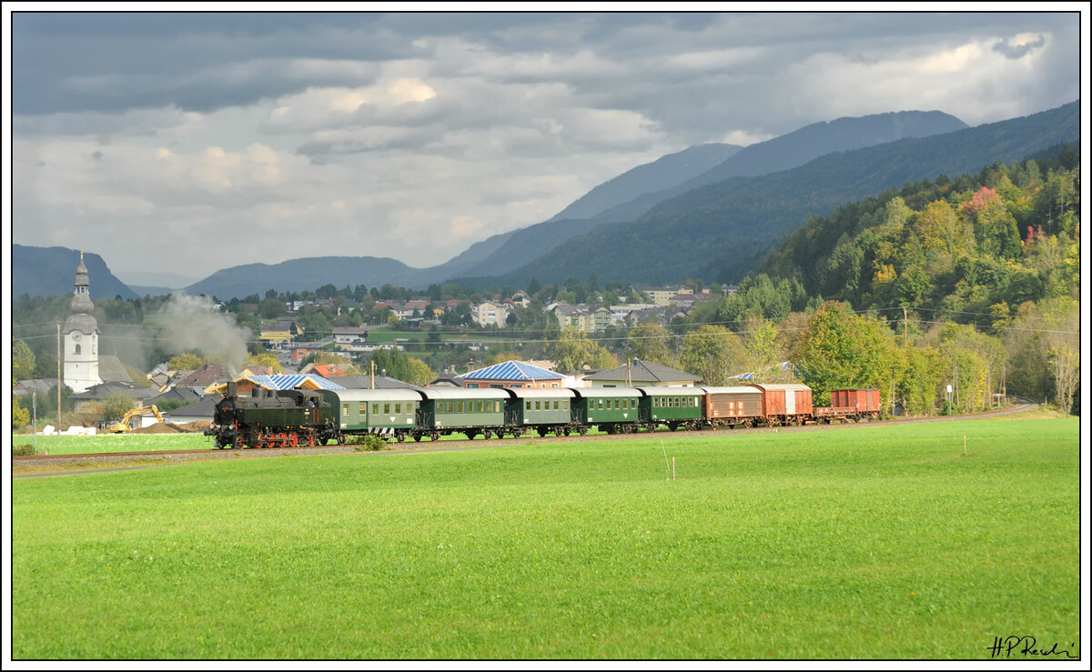 Sonnenglück kurz vor der ehemaligen Haltestelle Ladinach mit Blick auf die Pfarrkirche Suetschach. 93.1332 mit ihrem Gmp auf den Weg nach Rosenbach am 9.10.2021.