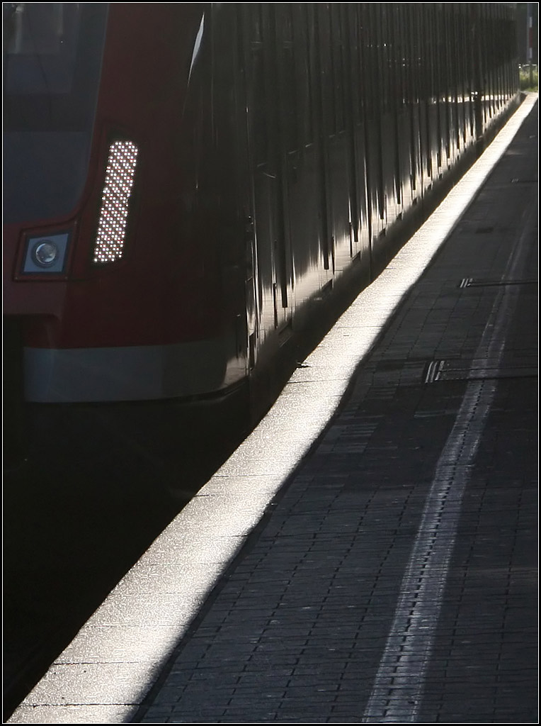 Sonnenlicht auf der Bahnsteigkante -

Die späte Nachmittagsonne stand hier gerade so, dass die Sonne zwischen der Dachkante und dem S-Bahnzug die Bahnsteigkante in helles Licht tauchte, was sich wiederum an der Unterkante des Zuges spiegelte. S-Bahnzug der Baureihe 430 in Stuttgart-Bad Cannstatt.

29.06.2016 (M)