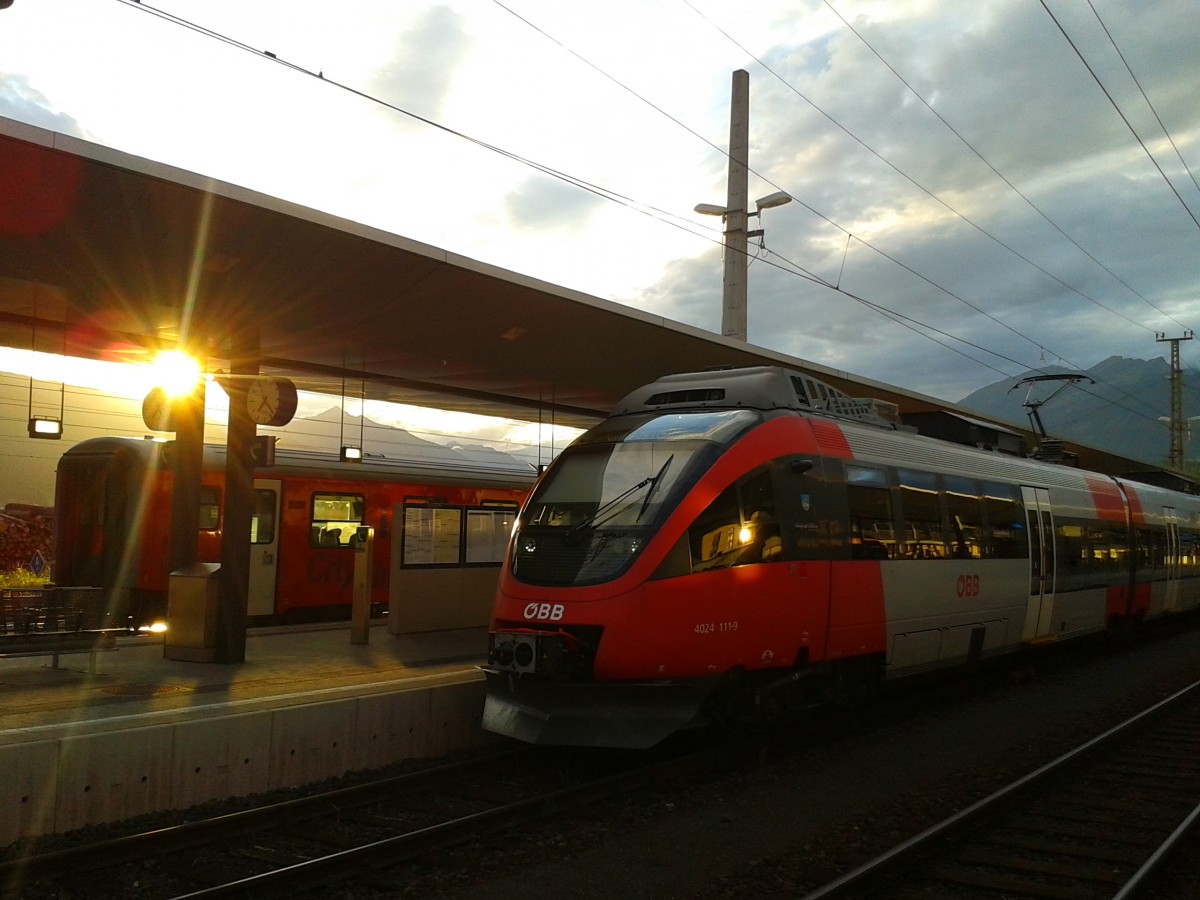 Sonnenuntergang am Bahnhof Spittal-Millstättersee am 18.8.2015. Rechts zu sehen ist der soeben angekommene 4024 111-9 als R 4873 (Lienz - Spittal-Millstättersee).