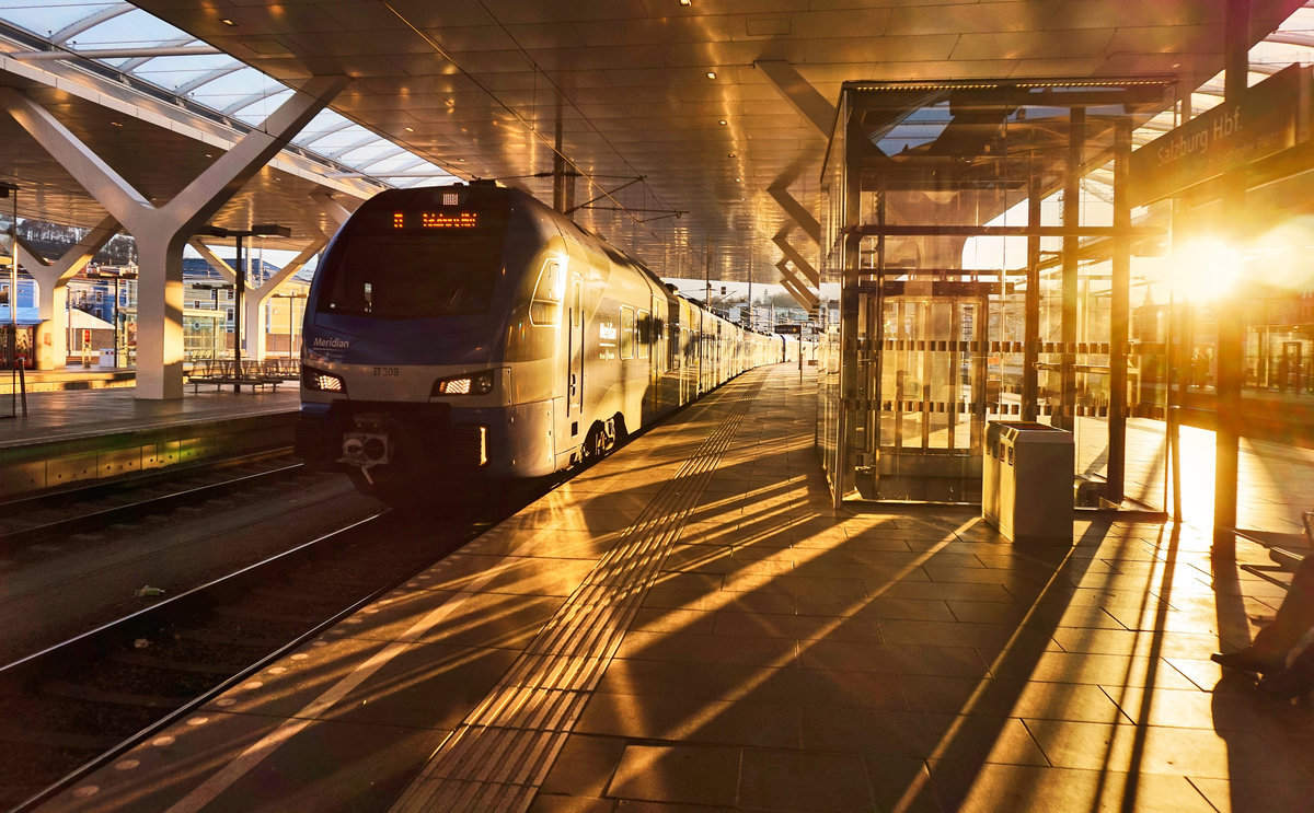 Sonnenuntergang am Salzburger Hbf.
Eine Meridian Doppeleinheit bestehend aus ET 309 und ET 312, fährt als M 79023 aus München Hbf, in den Bahnhof ein.

Aufgenommen am 29.12.2016.