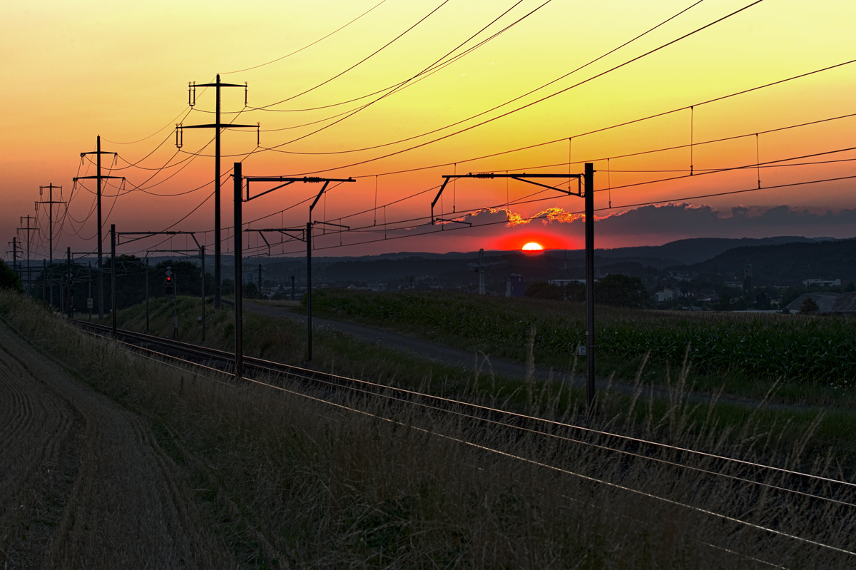 Sonnenuntergang an der Bözbergstrecke in Eiken.Bild vom 15.7.2015