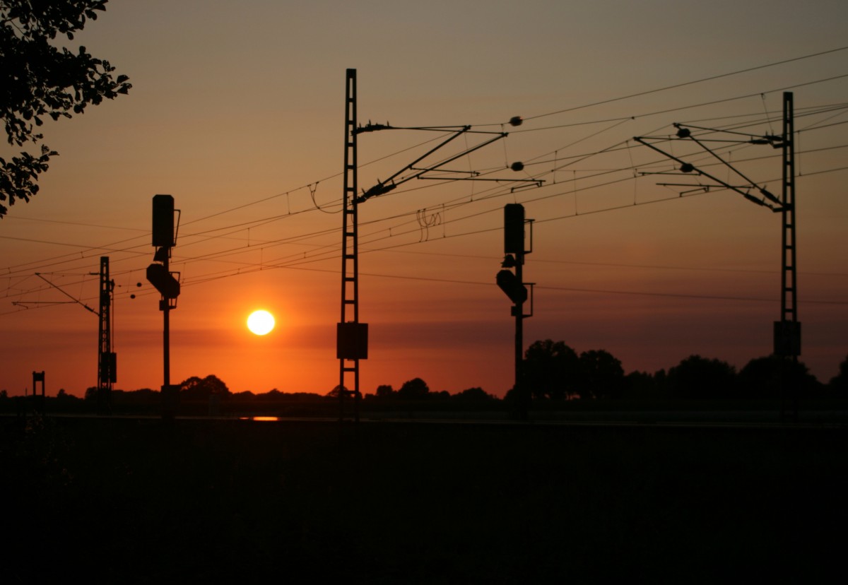Sonnenuntergang an den Einfahrsignalen des Bahnhofs Ottersberg aus Richtung Bremen am 03.09.2014