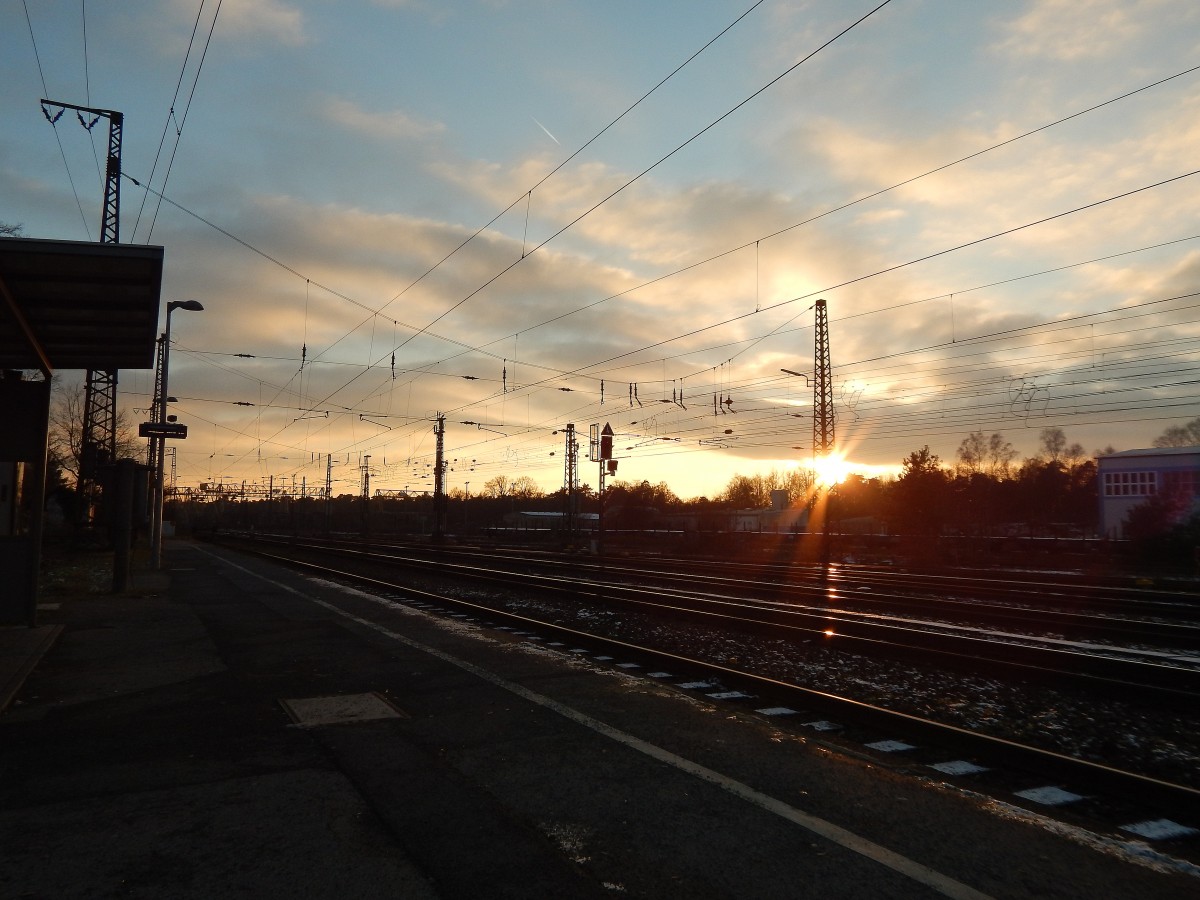 Sonnenuntergang an der Endhaltestelle Duisburg Entenfang.

Duisburg Entenfang 28.12.2014