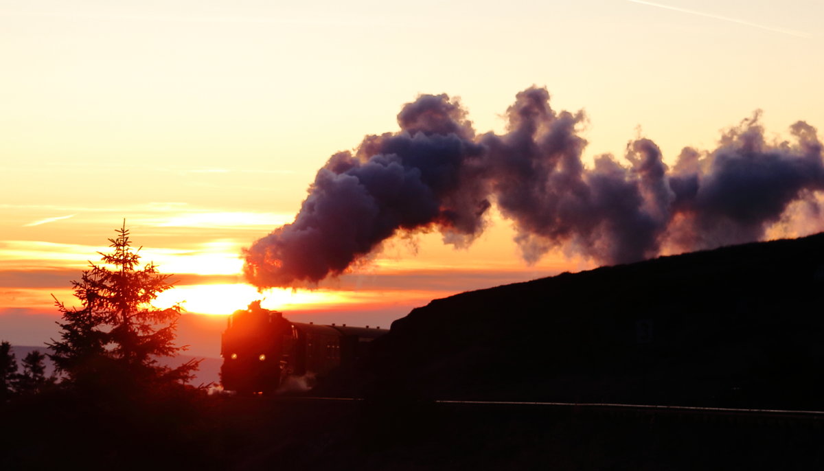 Sonnenuntergang auf dem Brocken. (1/2)

Ende Oktober 2019 war ich zum Sonnenuntergang auf dem Brocken - leider noch zu früh für den  Brocken-Glint . Zug 8937 kurz vor dem Erreichen der Gipfels.

Brocken, Oktober 2019