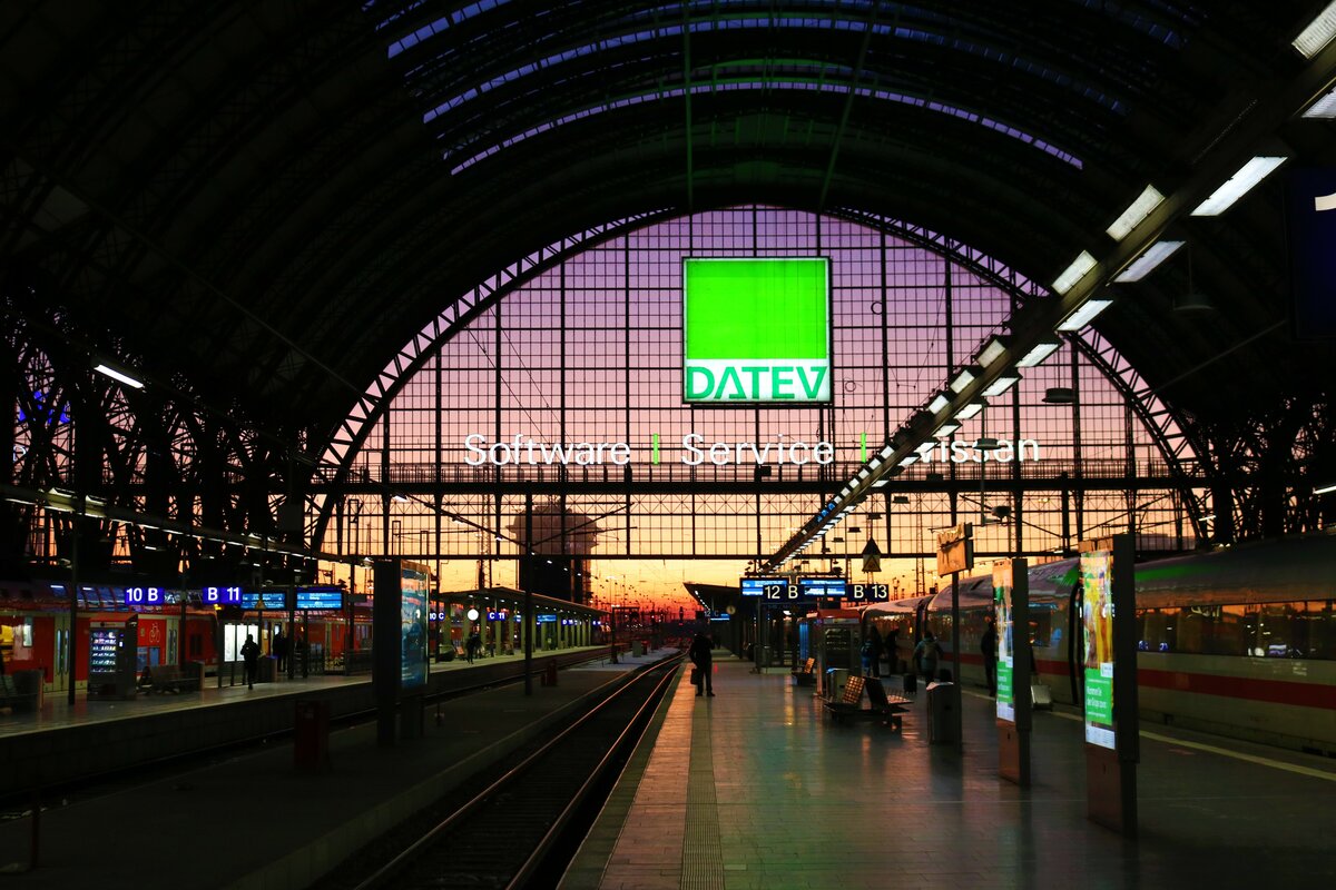 Sonnenuntergang in Frankfurt am Main Hbf am 16.12.22