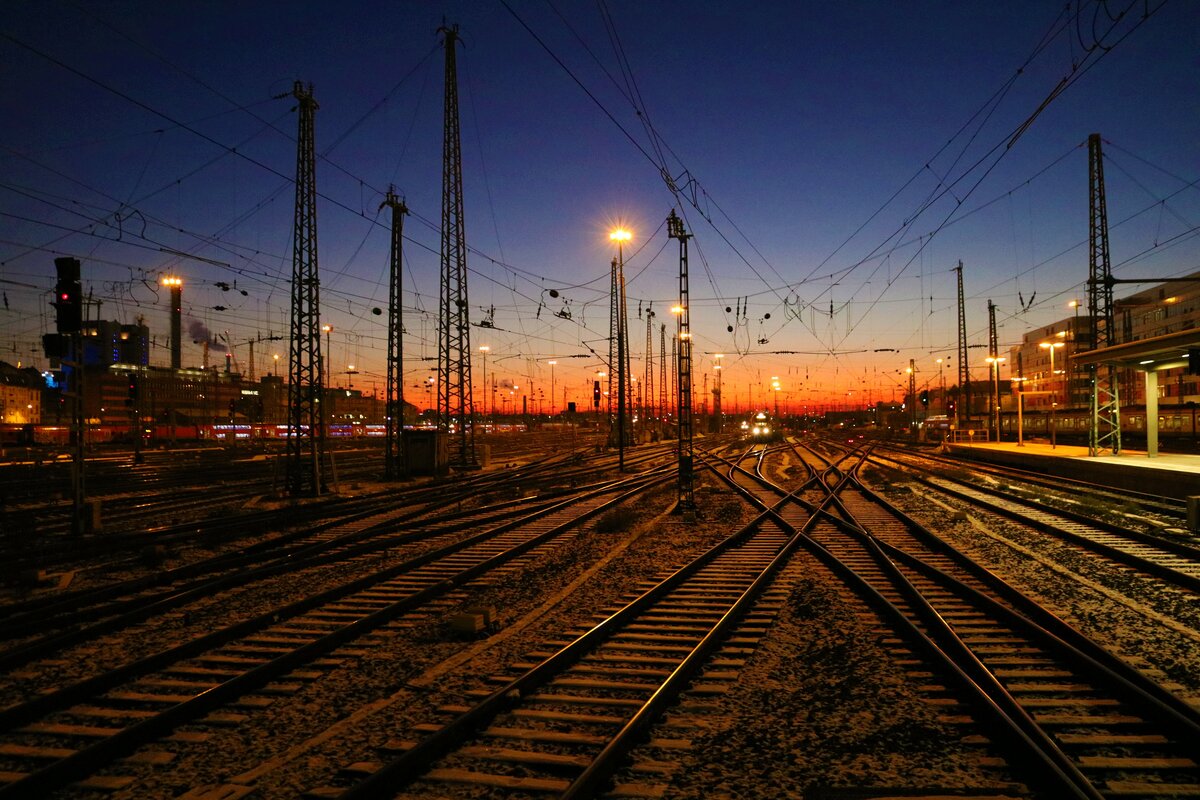 Sonnenuntergang in Frankfurt am Main Hbf am 16.12.22 vom Bahnsteigende aus fotografiert