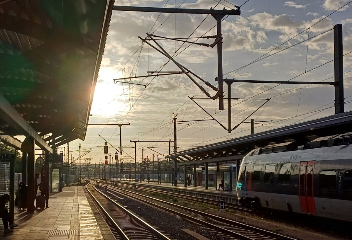 Sonnenuntergangsstimmung am 10.10.2023 in Erfurt Hbf.