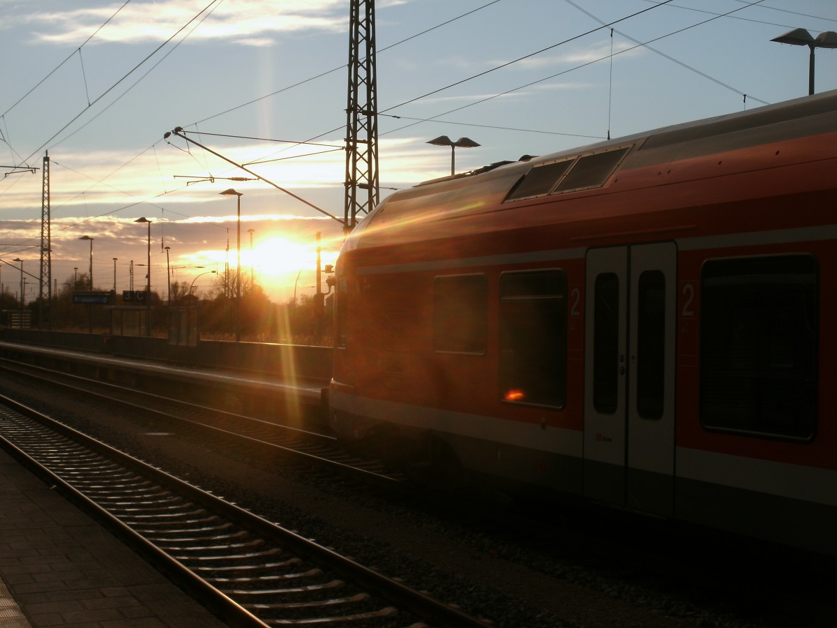 Sonnenuntergangstimmung,am 27.Oktober 2013,am Bahnhof in Bergen/Rügen.
