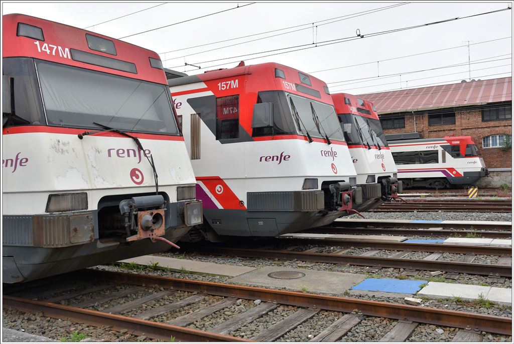 Sonntägliche Ruhe am RENFE Bahnhof Estación de Abando mit abgestellten Triebzügen der BR446/447. (21.05.2016)
