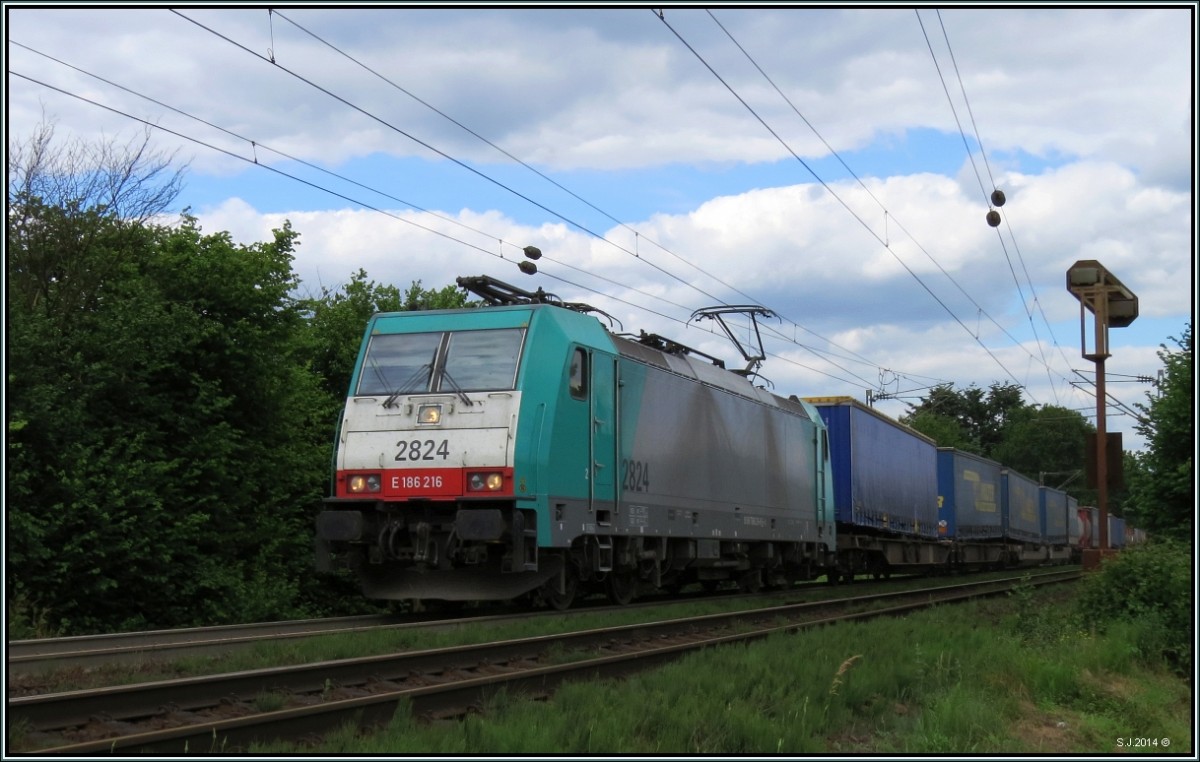 Sonntäglicher Grenzverkehr auf der Montzenroute am Gemmenicher Weg bei Aachen.
Hier kommt gerade die belgische 2824 (E-186) mit einen langen Containerzug die Rampe nach Belgien hinauf hochgefahren. Szenario vom 22.Juni 2014.