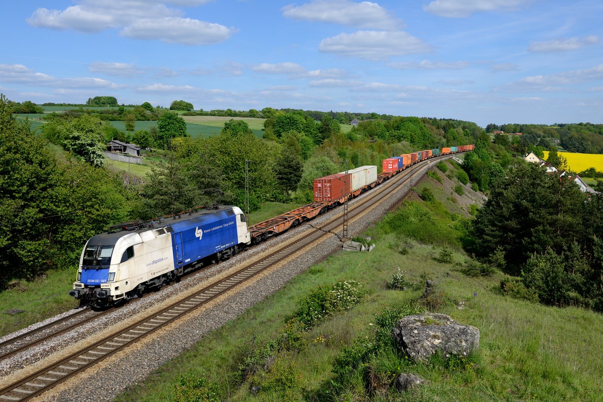 Sonntag, der 04. Mai 2014, war Wiener Lokalbahn Tag auf der KBS 880. Am Nachmittag konnte noch der bei Bedarf verkehrende DGS 42914 von Wien Donaukaibahnhof nach Mühlenwerder bei Laaber aufgenommen werden. Die halbwegs saubere ES 64 U2 021 kompensiert den unbeladenen Tragwagen hinter der Lok....