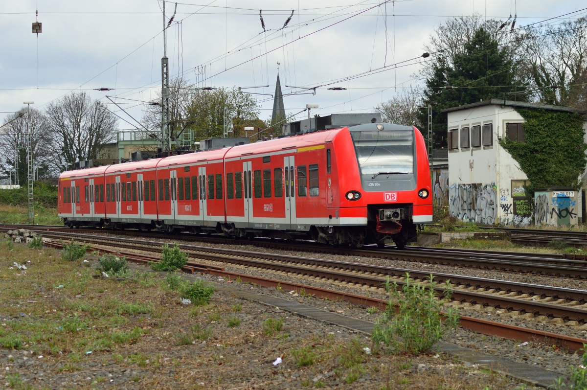 Sonntag 23.3.2014, bei der Ausfahrt aus Rheydt Hbf ist der 425 604 nach Aachen zu sehen.