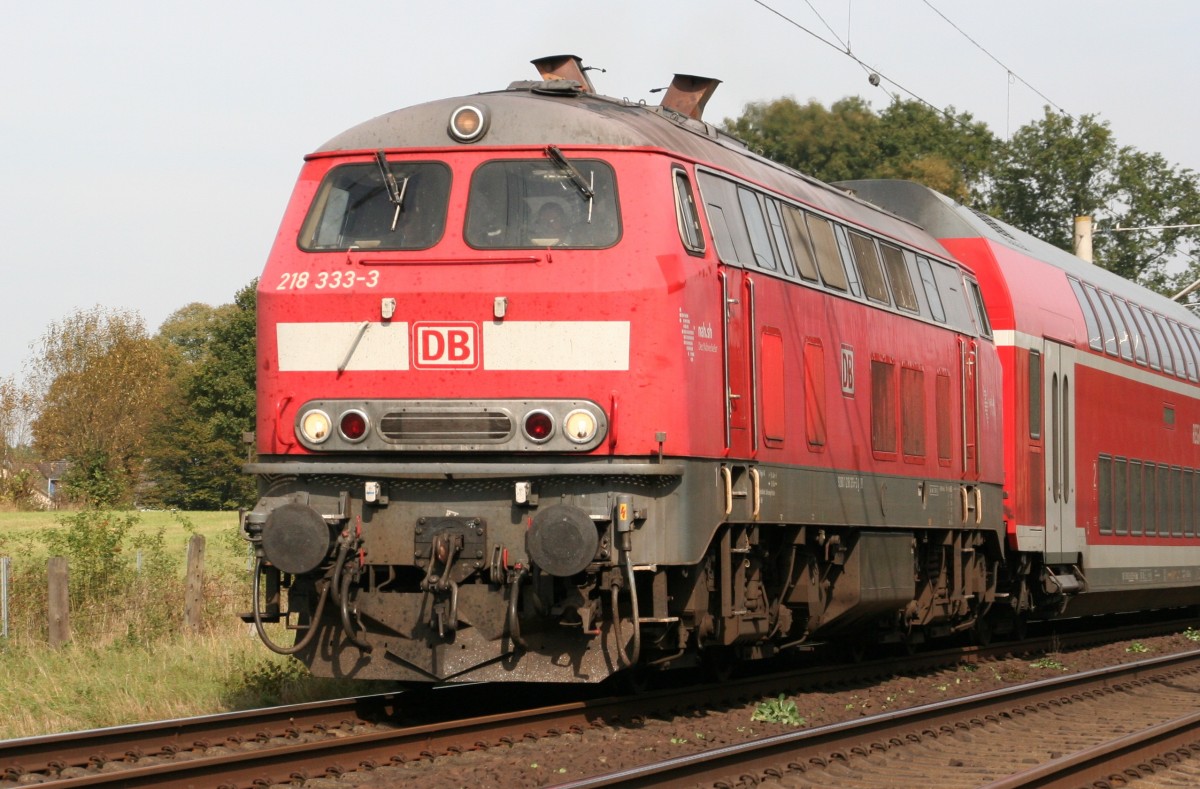 Sonntag, 28.09.2014: 218 333-3 dieselt mit RE 21449  Strandexpress  südlich Ahrensburg mit rund 120 km/h Richtung Hamburg Hauptbahnhof.
