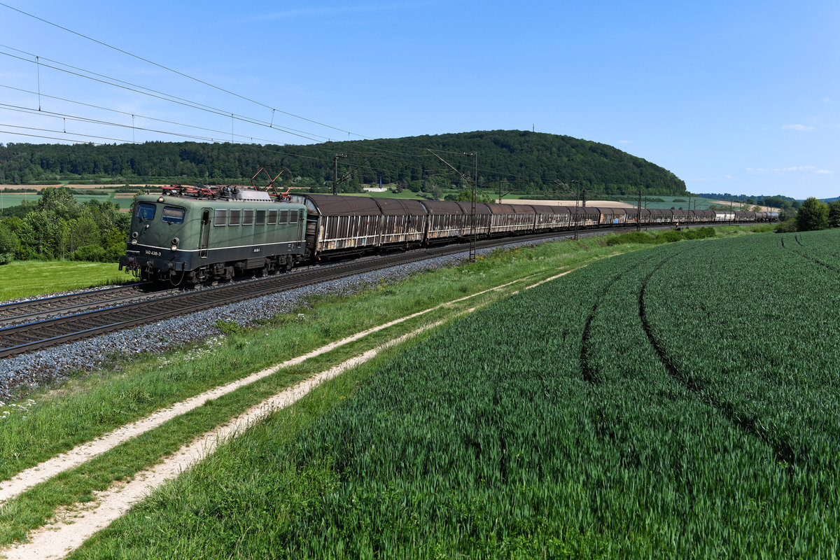 Sonntags ist  Henkel -Zeit auf der Riesbahn und auf der fränkischen Alb. An diesem Wochentag fährt der DGS 59940 von Wassertrüdingen nach Langenfeld nämlich über Donauwörth, anstatt den direkten Weg über die Nebenbahn nach Gunzenhausen zu nehmen. Hintergrund ist die Wochenendruhe auf dieser Strecke. Am 17. Mai 2020 brachte die 140 438 der BayernBahn den mit Haarpflegeprodukten beladenen Güterzug ins Rheinland und konnte kurz hinter Treuchtlingen fotografiert werden. 