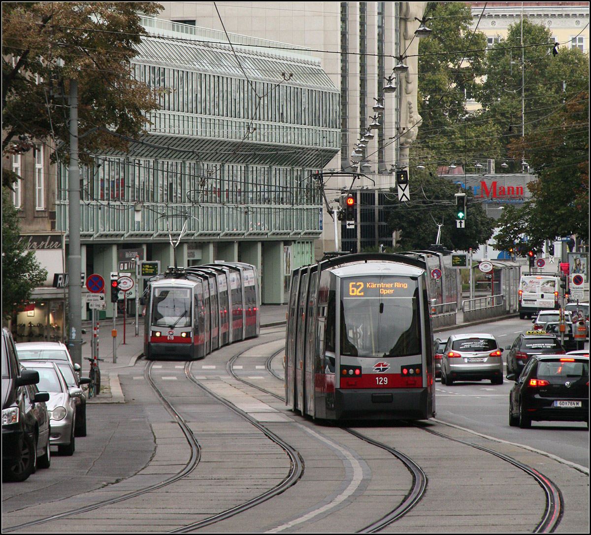 Sonntags mehr Ultra-Niederflur -

Nach meiner Beobachtung wechseln sich unter der Woche die Niederflurbahnen mit den älteren Hochflurwagen ab, während den Wochenenden bei längeren Taktabständen überwiegend ULF-Wagen unterwegs sind. Ein sonntäglicher Blick in die Wiedner Hauptstraße und den Rilkeplatz.

09.10.2016 (M)