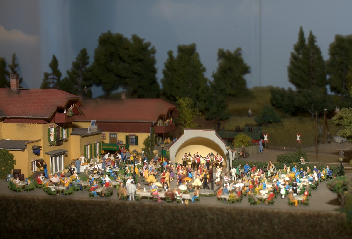 Sonntags spielte manchmal eine Blaskapelle in der HOG  Meierei im Lößnitzgrund.
Modellbahnausstellung Radebeul 23.11.2014  17:04  Uhr.