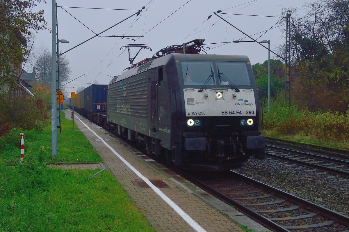 Sonntagsarbeit leistet die ERS 189 290 samt ihrem Tf, hier passiert der Zug den Jchener Bahnhof am 24.11.2013