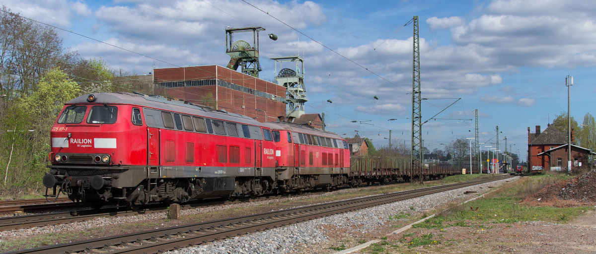Sonntagsdiesel - Durch Bauarbeiten in Völklingen dieselte es am Wochenende auf der Saarstrecke.
225 117 + 225 802 bringen leere Rungenwagen nach Völklingen und werden dann von dort einen Brammenzug nach Neunkirchen transportieren.
Bahnstrecke 3230 Saarbrücken - Karthaus in Luisenthal/Saar am 06.04.2014