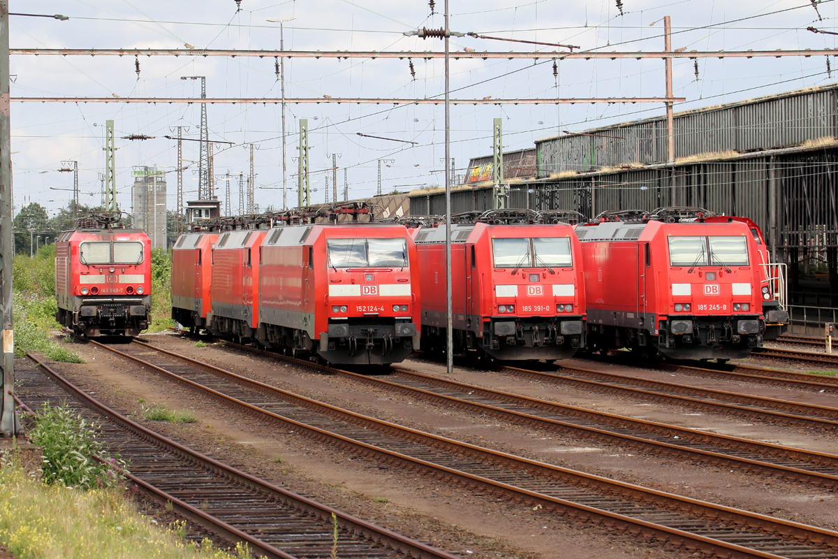 Sonntagsruhe in der Abstellgruppe Wanne Eickel mit BR 143,BR 152,BR 185 mit einer BR 187 in der Mitte versteckt 23.7.2017