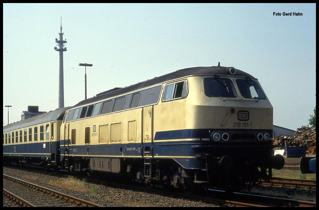 Sonntagsruhe auch für 216151 am 8.6.1992 im Bahnhof Rahden.