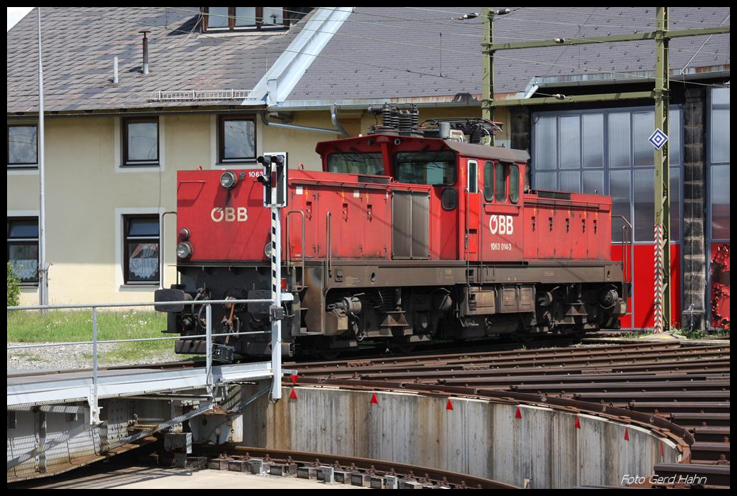 Sonntagsruhe für 1063.014 am 14.5.2017 im BW Knittelfeld. Da die Sonne bei meinem Besuch die Lok richtig im Licht stehen ließ, habe ich den Mast an der Drehscheibe davor in Kauf genommen!