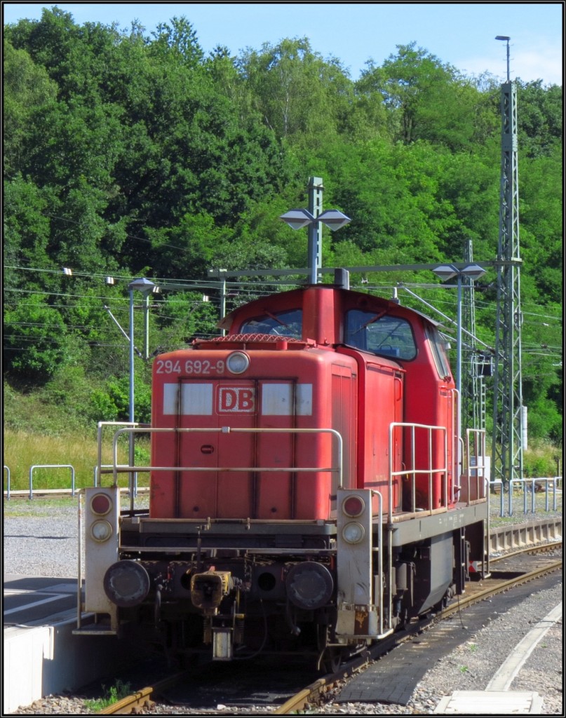 Sonntagsruhe für die 294 692-9. Ein willkommendes Motiv am Bahnhof von Stolberg.
Szenario vom 28.Juni 2015 vom Bahnsteig aus.