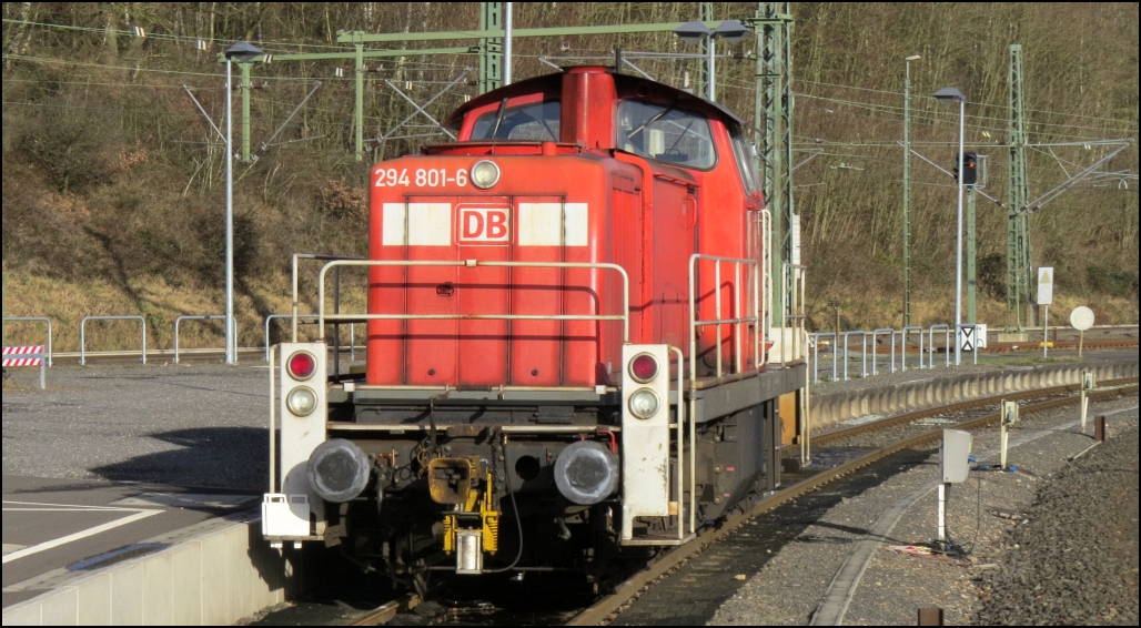 Sonntagsruhe für die 294 801-6. Abgestellt am Bahnhof in Stolberg (Rhl) am 10.Jan.2016. Das Foto ist vom Bahnsteig aus gemacht. 