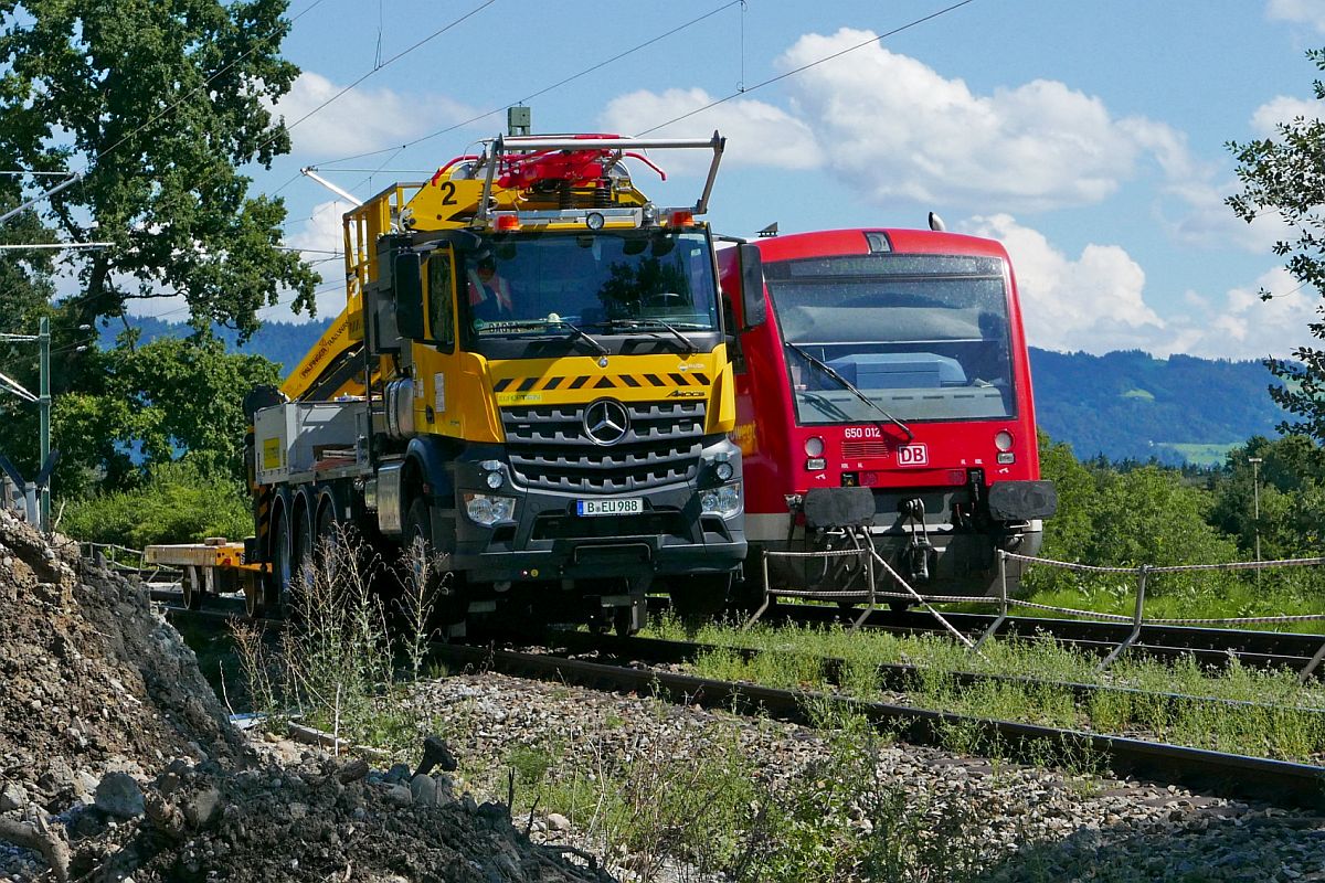 Sonntagsruhe f�r den Zweiwege-Oberleitungsmontage-Lkw. Am 12.07.2020 f�hrt zwischen H�henreute und Wei�ensberg 650 012 als RB 22834, Lindau - Aulendorf, an dem abgestellten Zweiwege-Lkw vorbei.