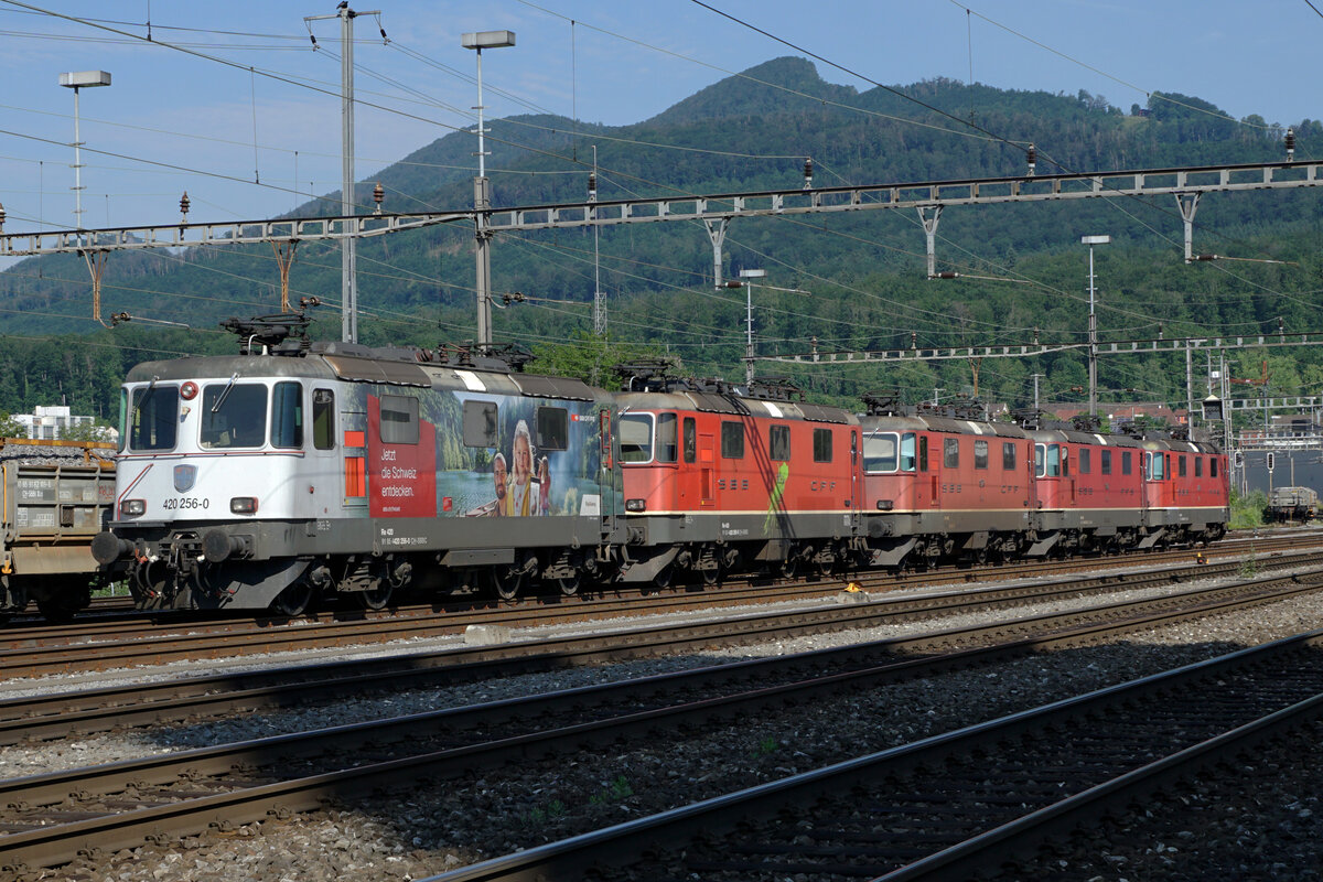 Sonntagsruhe in Olten-Hammer für fünf Re 420 am 27. Juni 2021.
Foto: Walter Ruetsch
